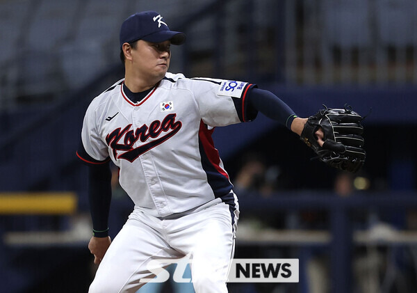 6일 서울 구로구 고척스카이돔에서 2024 WBSC 프리미어12를 앞두고 열린 한국 야구대표팀과 상무의 연습경기, 5회초 대표팀 이영하가 역투하고 있다. 사진┃뉴시스