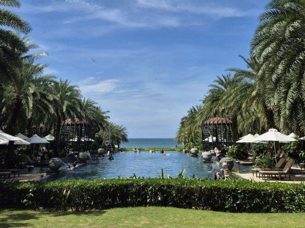 인터컨티넨탈 푸꾸옥 롱비치 메인 수영장 '비스타 풀' 모습. 바다를 향하고 있다. 이민지 기자.