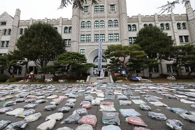 동덕여대가 남녀공학으로 전환하는 방안을 논의한 것으로 알려지면서 시작된 학내 시위가 계속된 14일 오전 학생들이 서울 성북구 동덕여대에서 '학교는 우리를 꺾을 수 없다'라고 적힌 손팻말을 들고 있다. 연합뉴스