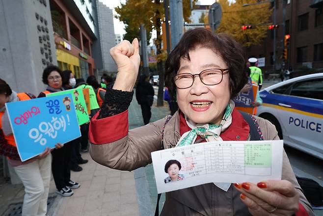 2025학년도 대학수학능력시험이 치러진 14일 오전 서울 마포구 홍익대학교사범대학부속여자고등학교에서 일성여중고 최고령 응시생 임태수 할머니가 고사장으로 향하고 있다. /연합뉴스