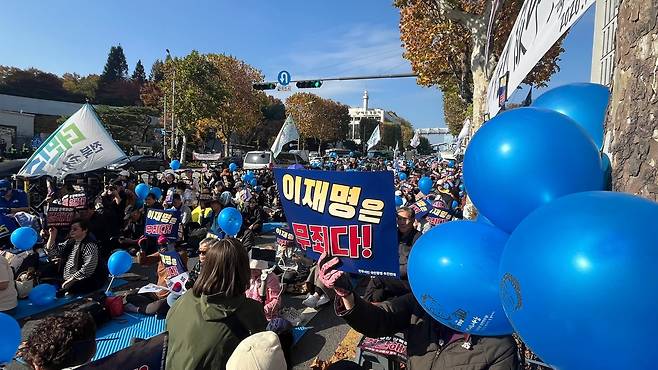 15일 오후 서울 서초구 서울중앙지검 앞에서 이재명 민주당 대표의 무죄를 주장하는 집회가 진행되고 있다. /김보경 기자