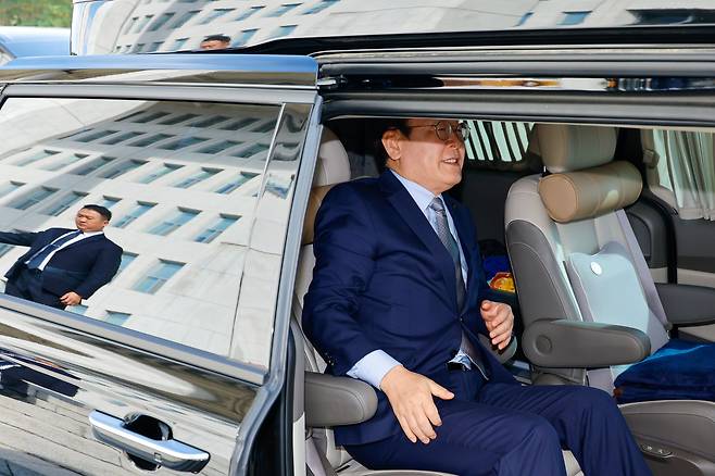 공직선거법 위반 혐의 1심 선고를 앞둔 이재명 더불어민주당 대표가 15일 서울 여의도 국회를 나서 차에 오르고 있다. /뉴스1