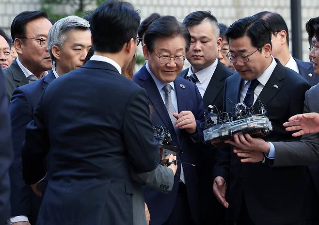 이재명 더불어민주당 대표가 15일 서울 서초구 서울중앙지방법원에서 열린 '공직선거법 위반' 1심 선고 공판에 출석하고 있다. /뉴스1