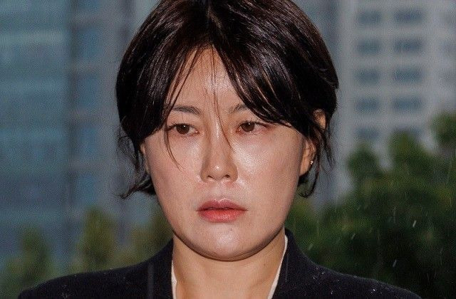 음주운전 사고를 일으킨 문재인 전 대통령의 딸 다혜 씨가 지난달 경찰 조사를 받기 위해 변호인과 서울 용산구 용산경찰서로 출석해 취재진의 질문에 답하고 있다.ⓒ연합뉴스