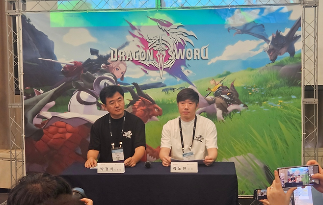 박정식 하운드13 대표(왼쪽)와 곽노찬 하운드13 크리에이티브 디렉터가 15일 부산 벡스코에서 열린 신작 ‘드래곤소드’ 미디어 간담회에 참석했다. ⓒ데일리안 민단비 기자