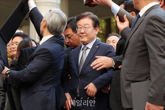 이재명 더불어민주당 대표가 15일 오후 서울 서초구 서울중앙지방법원에서 열린 공직선거법 위반 1심 선고 공판에 출석하고 있다. ⓒ데일리안 홍금표 기자