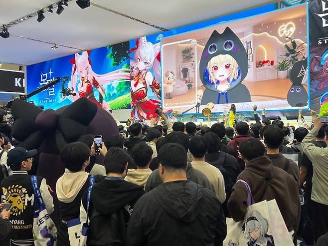 넷마블 부스 현장. 가상 아이돌인 이세계아이돌의 멤버 '징버거'를 초대해 출품작 '몬길: 스타 다이브'를 홍보하고 있다.ⓒ데일리안 이주은 기자