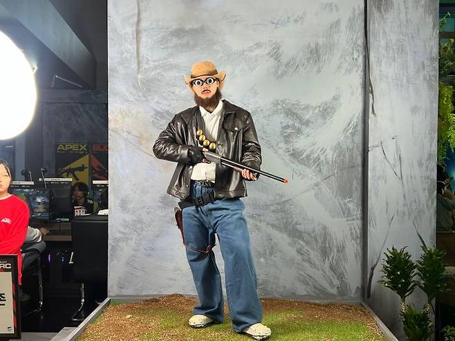 크래프톤 출품작 '프로젝트 아크' 내 캐릭터를 코스프레한 모델이 포즈를 취하고 있다.ⓒ데일리안 이주은 기자