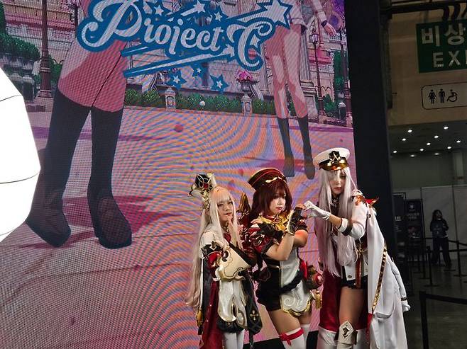 라이온하트스튜디오의 서브컬처 출품작 '프로젝트C' 인게임 캐릭터 코스어들이 포즈를 취하고 있다.ⓒ데일리안 민단비 기자