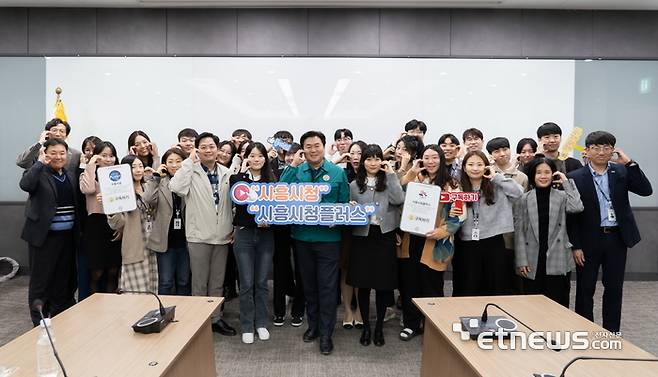 임병택 경기 시흥시장이 15일 글로벌센터에서 유튜브 콘텐츠 제작 참여 직원들과 간담회를 갖고, 기념 촬영했다.