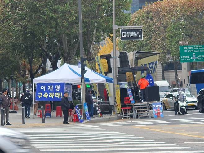 15일 오전 이재명 민주당 대표 선고를 앞두고 서울 서초구 법원 삼거리 일대에서 이 대표 규탄 집회를 하는 모습 사진=최은솔 기자