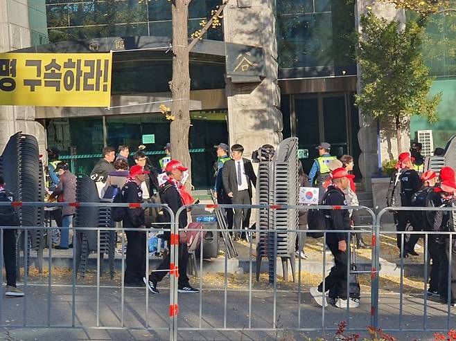 15일 오후 서울 서초동 서울중앙지법 앞에서 보수단체 회원들이 더불어민주당 이재명 대표 1심 선거가 나온 후 집회를 마무리하고 있다. 사진=최은솔기자