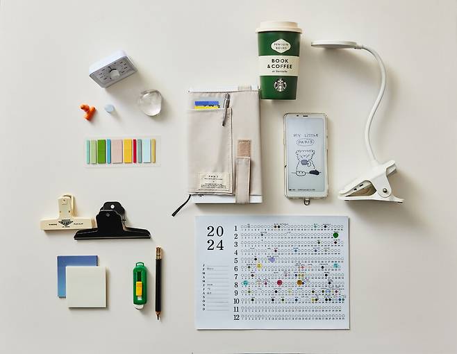 인덱스, 북집게, 북트래커, 메모지, 타이머, 문진, 골무, 귀마개, 연필과 지우개, 북커버, 전자책, 집게형 조명 등 유튜버 성시우씨의 독서템. 윤동길 스튜디오 어댑터 실장