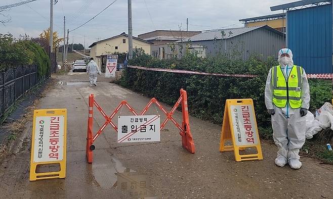 15일 충남도 가축방역당국이 럼피스킨병이 확진된 아산시 신청면의 젖소농가 진입로에서 출입을 통제하고 있다. 충남도 제공