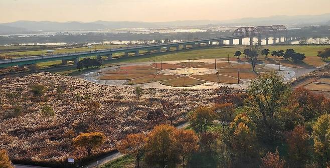 20일 무료로 임시 개방하는 부여 백마강 테마파크 전망대 풍경. 부여군 제공