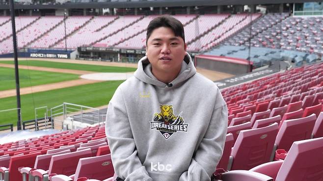 ▲KBC 취재진과 인터뷰하는 KIA 타이거즈 포수 한준수