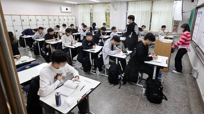 2025학년도 대학수학능력시험(수능)이 치러진 14일 오전 서울 시내 한 고등학교에 마련된 고사장에서 수험생들이 시험을 준비하고 있다. /사진=뉴스1