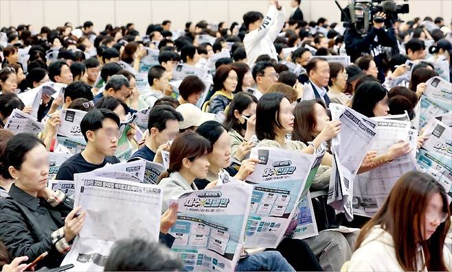 <어느 대학 갈 수 있을까> 15일 서울 군자동 세종대 컨벤션센터에서 열린 ‘종로학원 2025 정시 합격 점수 예측 및 전략 설명회’에서 학부모들이 정시모집 배치 참고표를 보며 설명을 듣고 있다. 이날 설명회에서 임성호 종로학원 대표와 오종운 평가이사는 올해 수능 난이도를 분석하고 정시 지원 전략을 소개했다.  최혁 기자