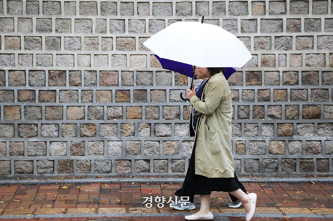 금요일인 15일 전국이 대체로 흐리고 오전에는 일부 지방에 비가 내릴 것으로 보인다. 한수빈 기자