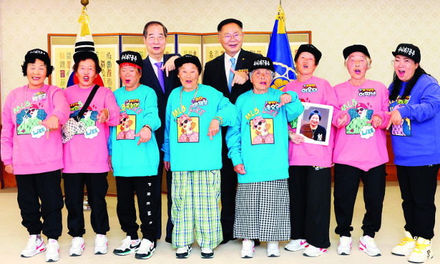 한덕수(윗줄 왼쪽) 국무총리가 접견실에서 김재욱 칠곡군수, 수니와칠공주 할머니들과 럭키 칠곡 포즈를 하며 기념 촬영을 하고 있다. 칠곡군 제공