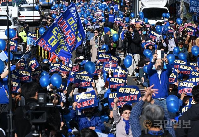 공직선거법상 허위사실 공표 혐의를 받는 더불어민주당 이재명 대표의 1심 선고 공판이 열리는 15일 오후 서울 서초구 서울중앙지방법원 인근에서 더민주혁신회의 등 단체가 지지집회를 열고 있다.