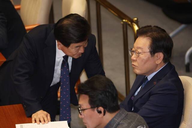 더불어민주당 이재명 대표가 14일 국회 본회의에 참석, 정동영 의원과 대화하고 있다. 내일은 이 대표의 공직선거법 사건 1심 선고가 예정되어 있다. 연합뉴스