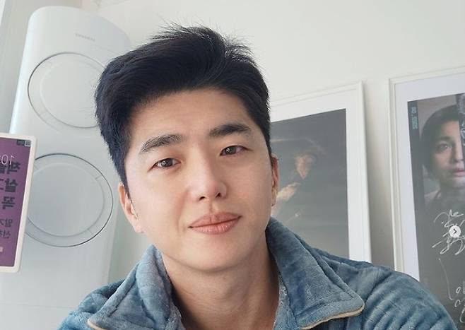 영화 ‘소원’ ‘터널’ 등의 원작자인 소재원 작가가 노숙자였던 시절 자신에게 책을 선물로 준 은인을 찾는다는 글을 올려 눈길을 끈다. [사진출처 = 인스타그램]