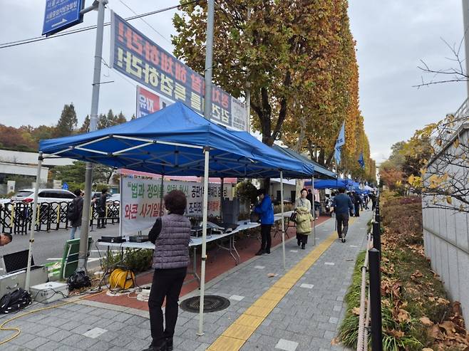 15일 오전 9시30분쯤 서울 서초구 서울중앙지검 서문 앞 대로변 일대에서 이재명 더불어민주당 대표 지지 단체와 지지자들이 집회를 준비하고 있다./사진=오문영 기자