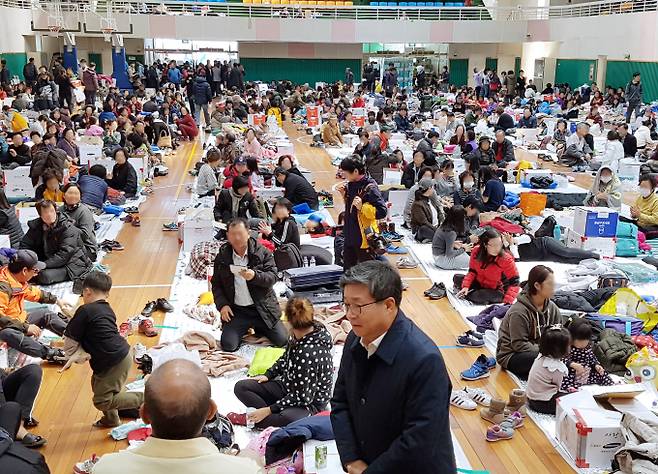 포항 지진으로 인해 43명이 부상을 입고 지진 공포가 확산하면서 대피소로 대피한 이재민도 400명이 넘었다. 홍해실내체육관으로 대피한 이재민들의 모습./사진=뉴시스