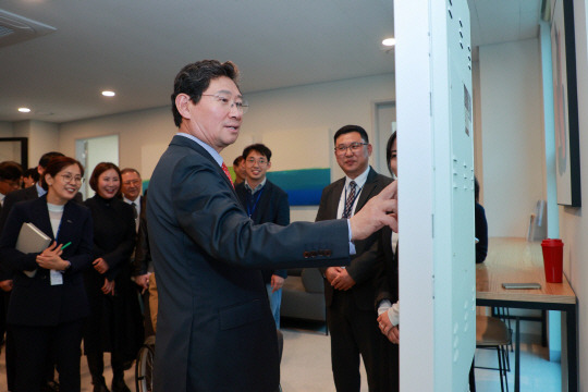 지난 14일 경기 용인시 기흥구 영덕동에 문을 열 소공인 스타트업 허브에서 이상일 용인시장이 시설을 살펴보고 있다. 용인시청 제공