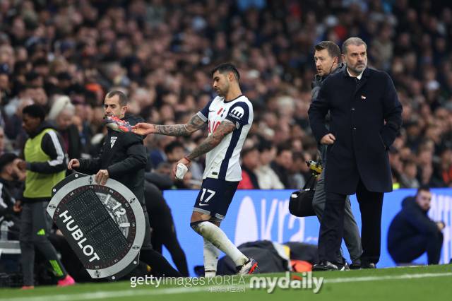 아르헨티나는 15일(한국시간) 파라과이 아순시온에서 열린 파라과이와의 2026 북중미월드컵 남미예선 11차전에서 1-2 역전패를 당했다. 아르헨티나의 수비수 로메로는 파라과이전에서 선발 출전했지만 하프타임에 교체를 요청했고 후반전 시작과 함께 발레르디와 교체됐다./게티이미지코리아
