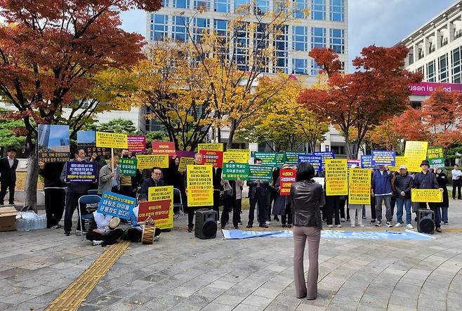 지난 11일 오후 1시 부산 해운대구 우동 마린시티 아파트 주민들은 시청 앞 광장에서 기자회견을 열고 있다. [사진=임순택 기자]