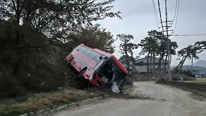 [대전=뉴시스] 15일 오전 오전 5시21분께 충남 금산군 제원면 수당리 대전통영고속도로 금산IC 인근을 달리던 한국타이어 통근버스와 18t급 화물차가 충돌하는 사고가 나 22명이 다쳤다.(사진=금산소방서 제공). 2024.11.15. photo@newsis.com *재판매 및 DB 금지