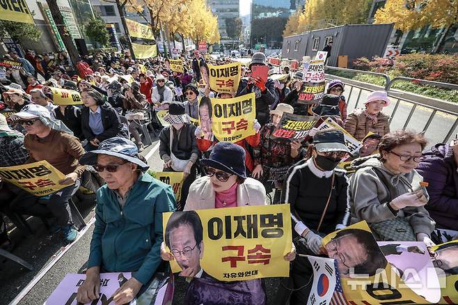 [서울=뉴시스] 정병혁 기자 = 이재명 더불어민주당 대표의 선거법 위반 사건 관련 1심 선고 재판을 앞둔 15일 서울 서초구 서울중앙지방법원 인근에서 신자유연대와 자유민주국민운동 등 관계자들이 이재명 대표 규탄 집회를 하고 있다. 2024.11.15. jhope@newsis.com