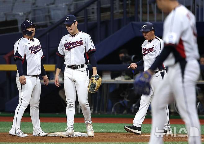 [서울=뉴시스] 정병혁 기자 = 6일 서울 구로구 고척스카이돔에서 2024 WBSC 프리미어12를 앞두고 열린 한국 야구대표팀과 상무의 연습경기, 4회말 2사 1루 상황 1루에 주자 문보경과 나승엽, 타자코치가 함께 서있다.  2024.11.06. jhope@newsis.com