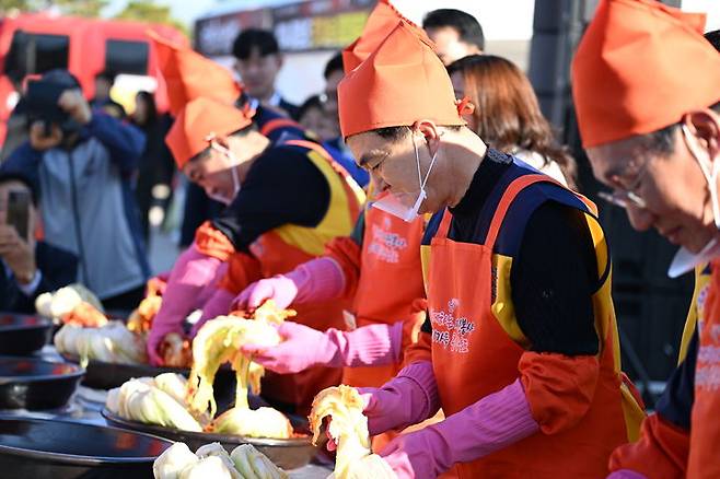 [홍성=뉴시스] 15일 충남도청 남문 다목적광장에서 열린 '2024 충청남도 온기나눔 김장대축제' 행사에 참가한 김태흠 지사가 김치 속을 채우고 있다. (사진=충남도 제공) 2024.11.15. photo@newsis.com *재판매 및 DB 금지