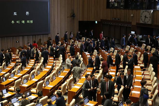 '김건희 특검법' 상정에 퇴장하는 국민의힘     (서울=연합뉴스) 신준희 기자 = 국민의힘 의원들이 14일 서울 여의도 국회 본회의에서 검건희 여사 특검법이 상정되자 퇴장하고 있다. 2024.11.14     hama@yna.co.kr (끝)   <저작권자(c) 연합뉴스, 무단 전재-재배포, AI 학습 및 활용 금지> 연합뉴스