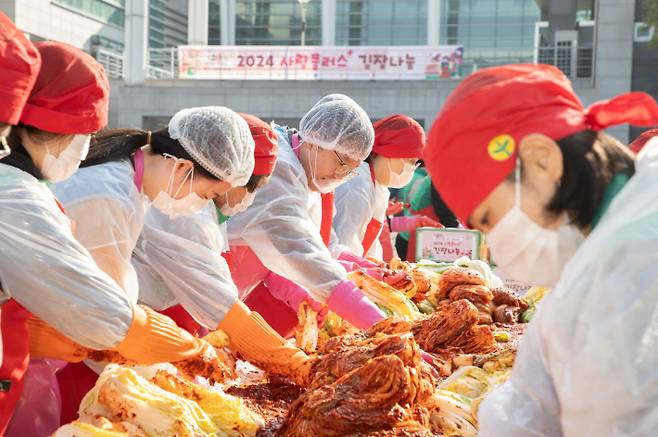 한국가스공사는 지난 12일 동구지역 주민들과 함께 김장 나눔행사를 가졌다. 가스공사 제공