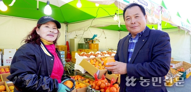 장영길 전남 장성 백양사농협 조합장(오른쪽)이 직거래장터에 참여한 농민 조정님씨와 지역농산물 판로 확대 방안에 대해 의견을 나누고 있다.