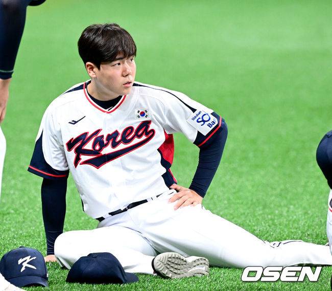 [OSEN=고척, 최규한 기자] 류중일 감독이 이끄는 대한민국 야구 대표팀이 ‘프리미어12’를 앞두고 첫 훈련에 나섰다.프리미어12는 세계야구소프트볼연맹(WBSC)에서 개최하는 야구 국제대회로 WBSC 랭킹 상위 12개국이 모여 치르는 대회다. 한국은 2015년 열린 초대 대회에서 우승을 차지했고 2019년 대회에서는 준우승을 달성했다. 이번 대회에서는 9년 만에 우승 탈환을 노린다.&nbsp;야구 대표팀 최승용이 훈련을 준비하고 있다. 2024.10.24 / dreamer@osen.co.kr