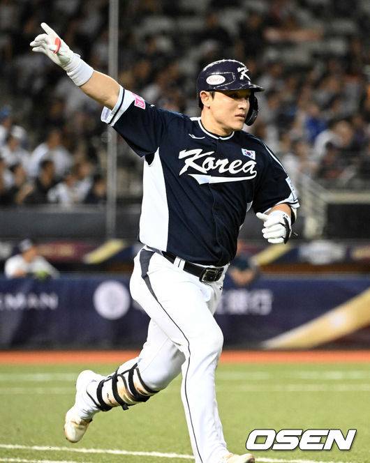 [OSEN=타이베이(대만), 이대선 기자] 15일 오후 대만 타이베이돔에서 세계야구소프트볼연맹(WBSC) 프리미어12 2024 B조 대한민국과 일본의 경기가 열렸다.대한민국은 3차전 선발투수로 최승용, 일본은 다카하시 히로토를 내세웠다.4회초 1사에서 대한민국 박동원이 동점 좌월 솔로포를 날리며 기뻐하고 있다. 2024.11.15 /sunday@osen.co.kr