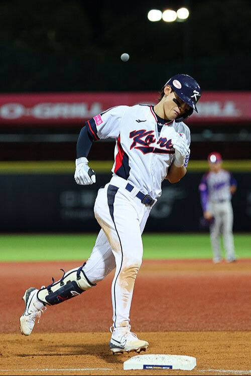 14일 오후 대만 타이베이 톈무야구장에서 열린 세계야구소프트볼연맹(WBSC) 프리미어12 2024 B조 조별리그 대한민국과 쿠바의 경기. 7회말 1사에서 솔로홈런을 친 김도영이 그라운드를 돌고 있다. 연합뉴스