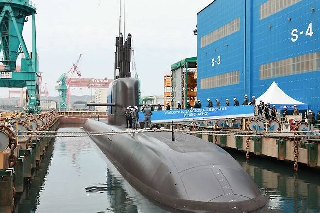 한국 해군&nbsp;장보고-Ⅲ 배치Ⅰ 신채호함이 경남 울산 소재 HD현대중공업 도크에 정박해 있다. HD현대 제공