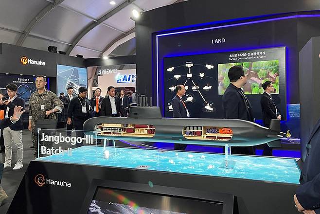 지난해 10월 18일 경기 성남시 서울공항에서 열린 서울 국제 항공우주 및 방위산업 전시회에서 장보고-III 배치-II 잠수함 모형이 전시되어 있다. 세계일보 자료사진