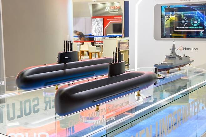필리핀 마닐라에서 지난 9월 25일 열린 국제방산전시회 ADAS 2024에 한화오션의 2800t급 잠수함 및 1400t급 잠수함, 4300t급 수출형 호위함 모형이 전시되어 있다. 한화시스템 제공