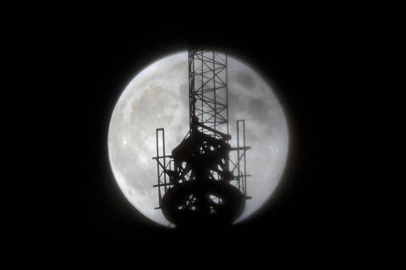 지난 10월 17일 서울 하늘에 뜬 ‘슈퍼문’.  연합뉴스