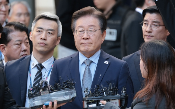 더불어민주당 이재명 대표가 15일 오후 서울 서초구 서울중앙지법에서 열린 공직선거법 위반 혐의 관련 1심 선고 공판을 마친 뒤 취재진 질문에 답하고 있다. 이날 서울중앙지법 형사합의34부(한성진 부장판사)는 공직선거법 위반 혐의로 불구속기소된 이 대표에게 징역 1년에 집행유예 2년을 선고했다. 연합뉴스