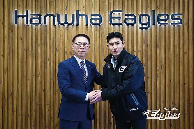 심우준(오른쪽)이 11월7일 한화 이글스와 FA 계약을 한 뒤, 박종태 대표이사와 악수하고 있다. ⓒ한화이글스 제공