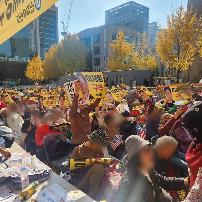 이재명 더불어민주당 대표의 공직선거법 위반 혐의 1심 선고일인 11월15일 서울 서초동 서울중앙지방법원 앞에서 집회가 열리고 있다. ⓒ 시사저널 이태준