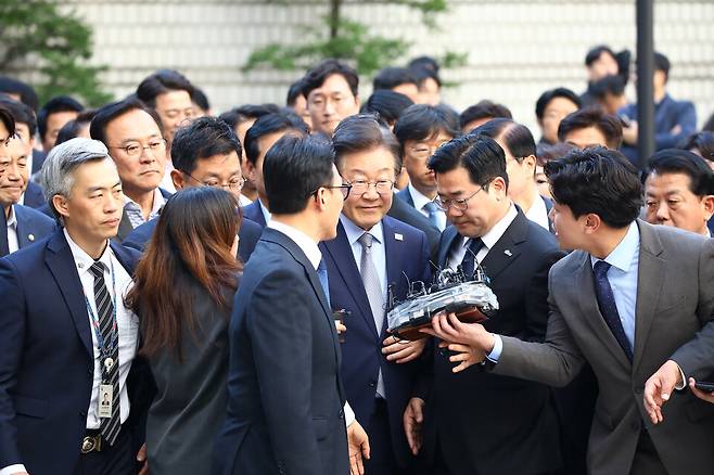 이재명 더불어민주당 대표가 15일 공직선거법 위반 혐의 1심 선고 재판에 출석하기 위해 서울 서초구 서울중앙지법에서 출석하는 가운데 주변에 민주당 의원들의 모습이 보인다. ⓒ시사저널 임준선